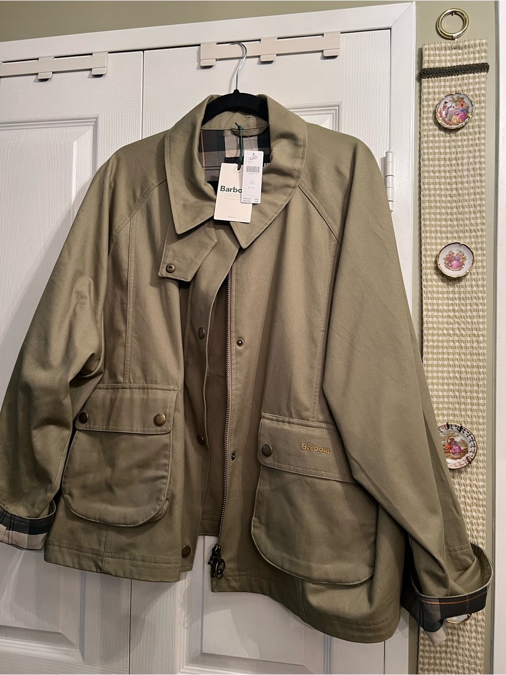 Barbour Women Cropped Jacket. Additional pink collar included. Size 2x